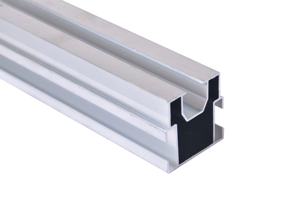 Detailansicht eines Aluminium-Hohlprofils für die Unterkonstruktion einer Terrasse. Das stabile Profil dient als langlebige Basis für die Verlegung von Terrassendielen.