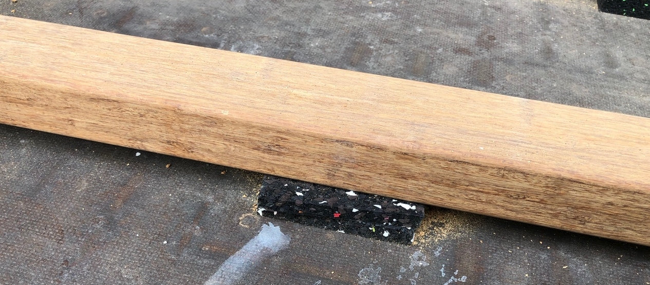 Terrassenpad aus Gummigranulat unter einer Bambus-Unterkonstruktion zum Schutz vor Feuchtigkeit und zur Trittschalldämmung