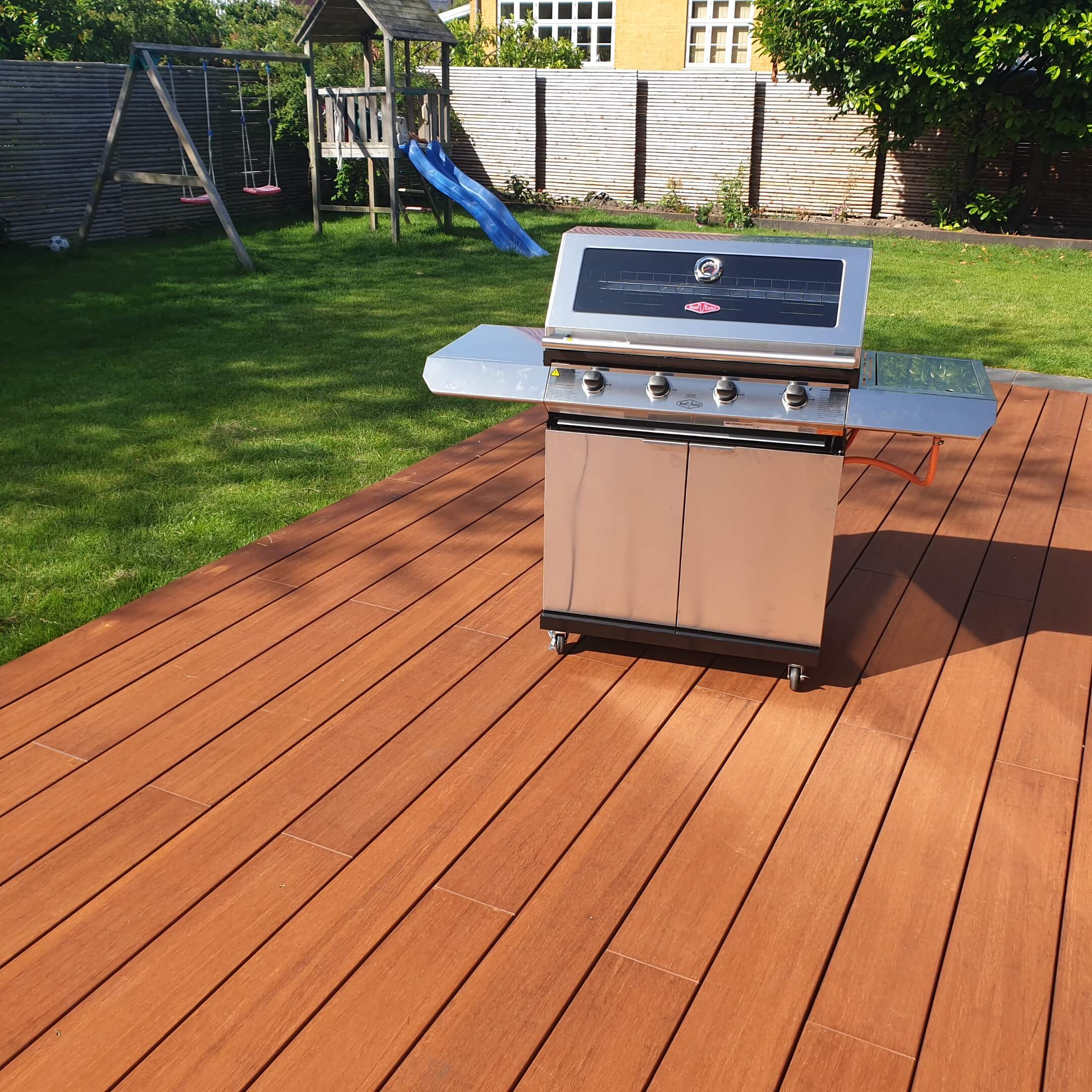 Die Terrassendiele Supreme-Vinales vorgeölt in der Farbe Coffee.