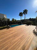 die aMbooo Terrasse CampoVerde am Pool verlegt - große Fläche am Pool im Sonnenschein.