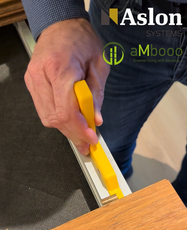 Die aMbooo Closed-Decking Montagehilfe in der Anwendung.