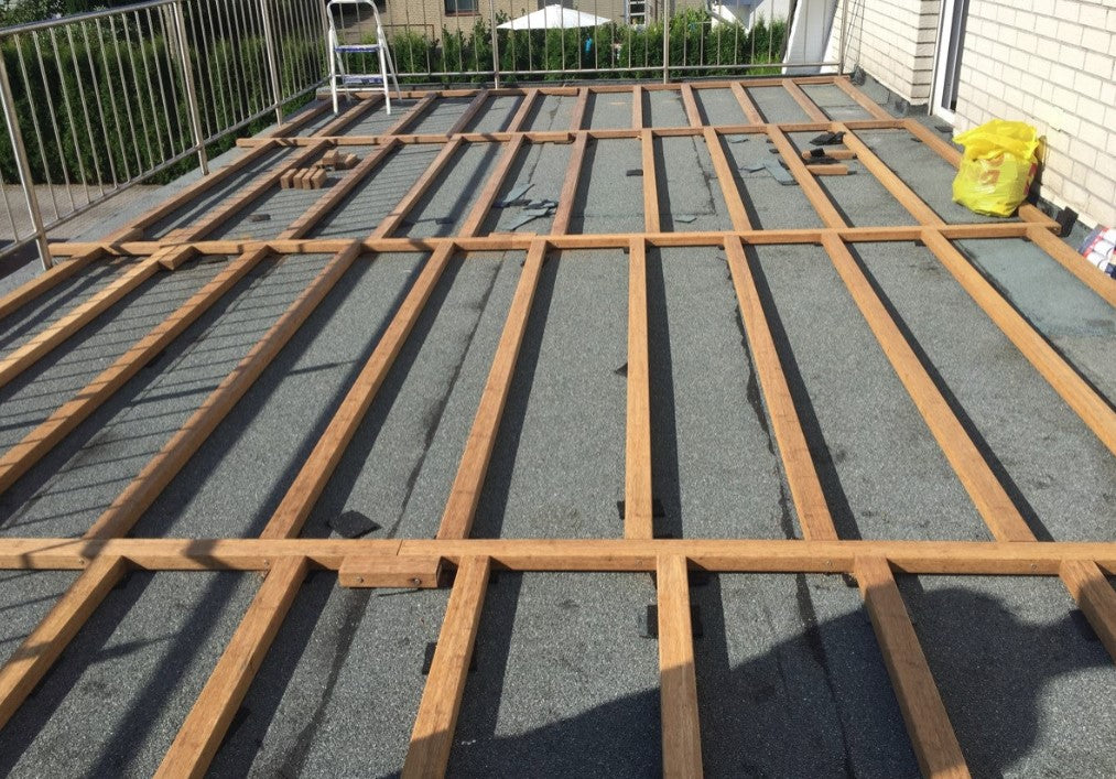 Bambus-Unterkonstruktion für Dachterrassen – formstabile Tragbalken für die fachgerechte Verlegung von Terrassendielen.