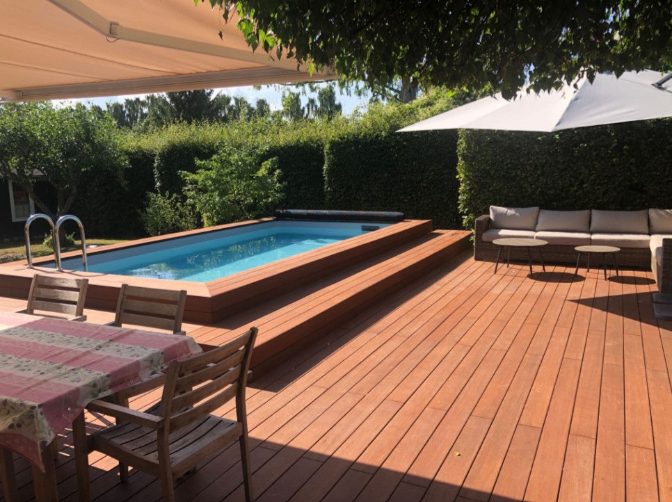 Moderne Poolterrasse mit langlebigen Terrassendielen in Holzoptik, gemütlicher Loungeecke und großzügigem Außenbereich für entspannte Sommertage.
