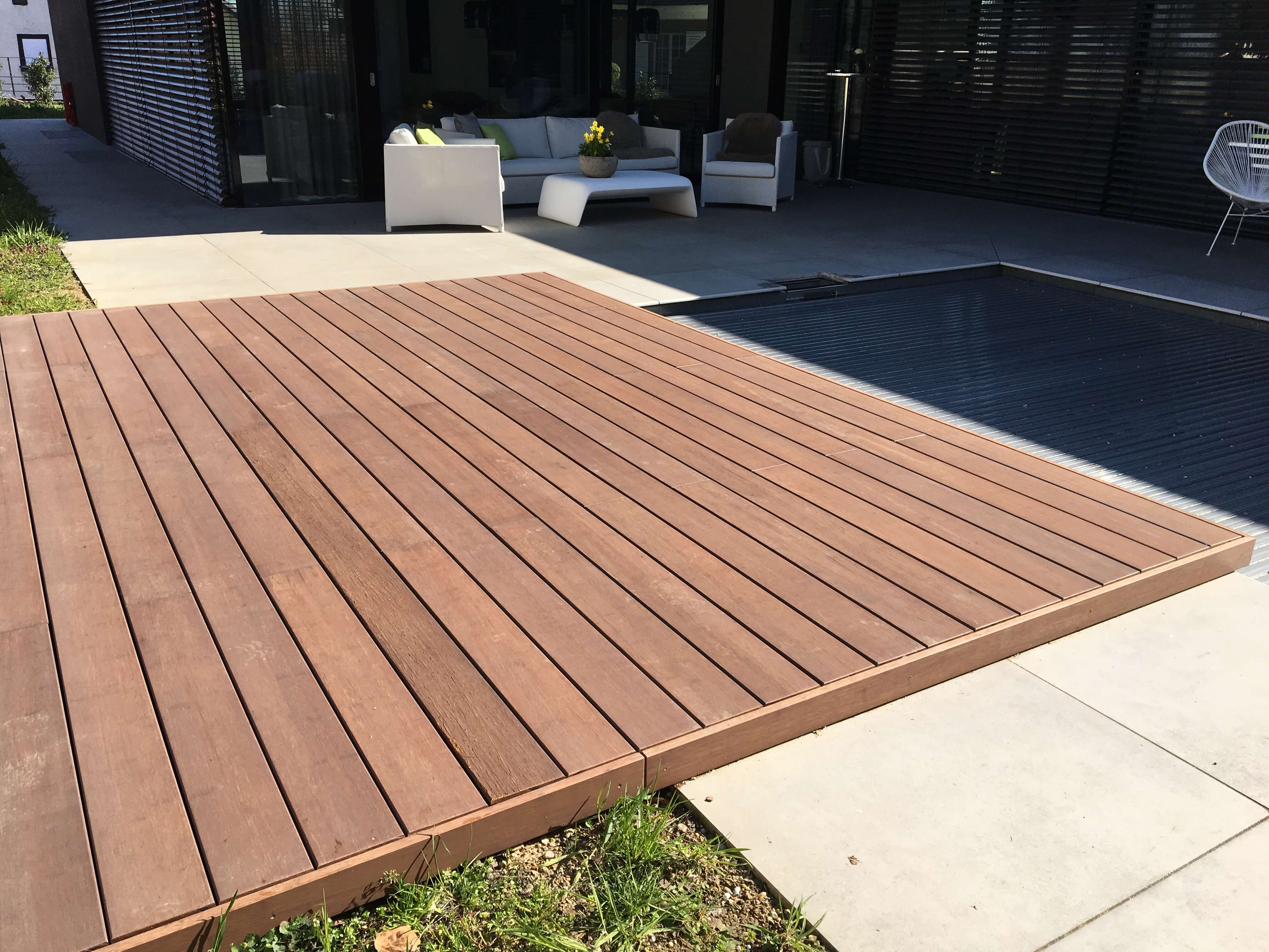 Die Bambusdiele Primaverde white oak als Liegewiese am Pool montiert.