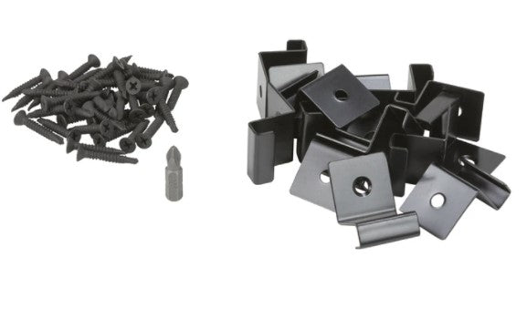 Befestigungsset bestehend aus schwarzen Schrauben mit Bit-Einsatz sowie schwarz beschichteten Metallhaltern zur Montage einer Terrassen-Unterkonstruktion oder zur Befestigung von Terrassenprofilen.
