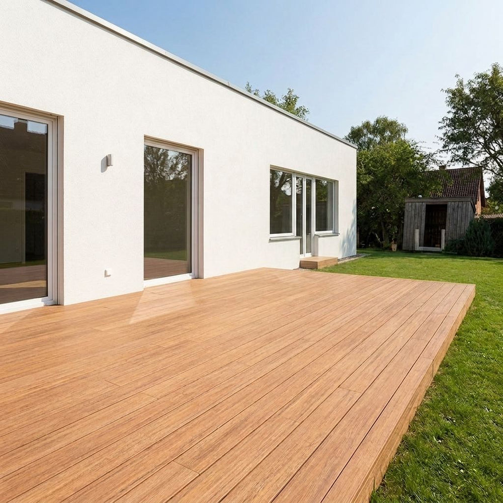 Große Closeddeck Bambusterrasse mit transparentem Metallgeländer an einem modernen weißen Wohnhaus mit Garten.