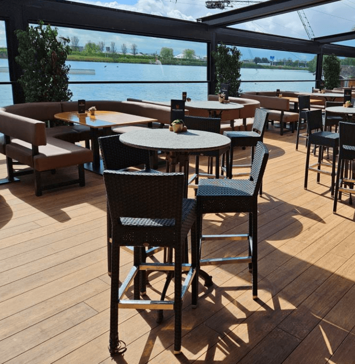 In Faserform gebrachte Bambus wird hitzebehandelt und mit Verbundstoffen unter hohem Druck zu stabilen Dielen gepresst. Hier die AMBOOO-Closed- Decking Bambusdiele Colon. 