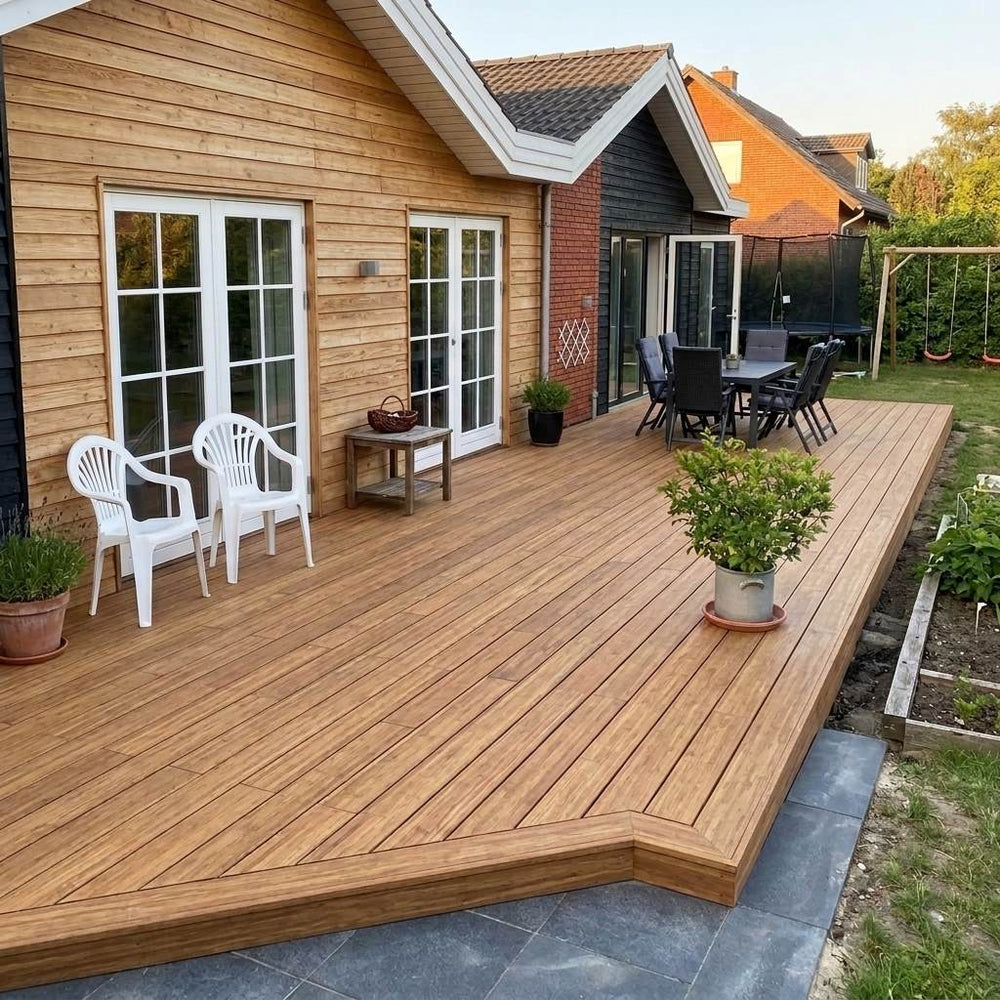 Große Holzterrasse mit Sitzgruppe, Gartenmöbeln und Pflanzkübeln vor einem Wohnhaus mit Holz- und Klinkerfassade.