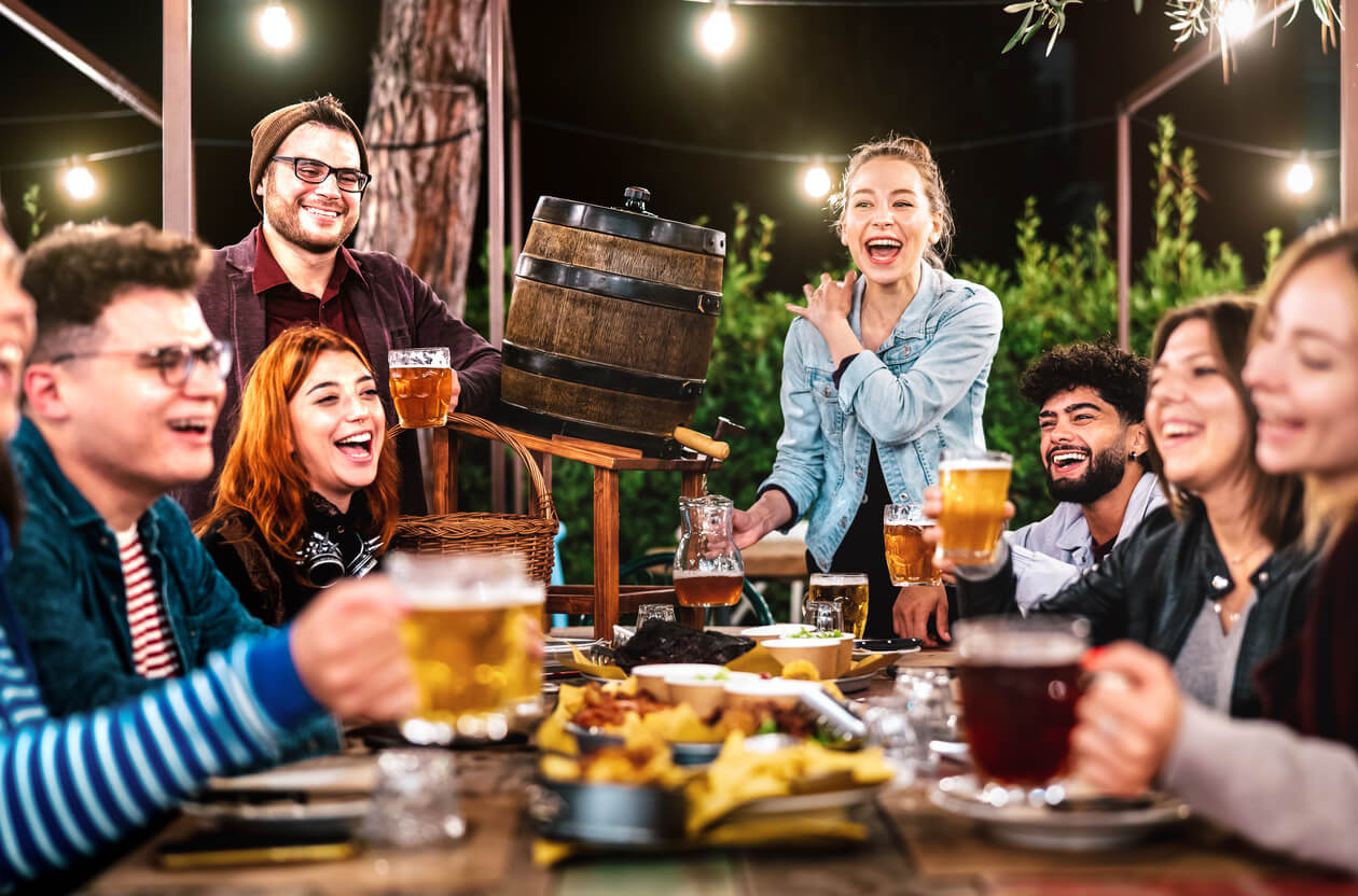 mit Freunden bei einer lauen Sommernacht das Leben auf der neuen aMbooo Terrassen genießen.