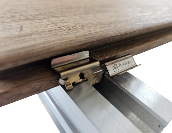 Hier sieh man schön wie der Closed deck Montage Clip die ambooo terrasse mit der passenden Aluminium Unterkonstruktion verbindet.
