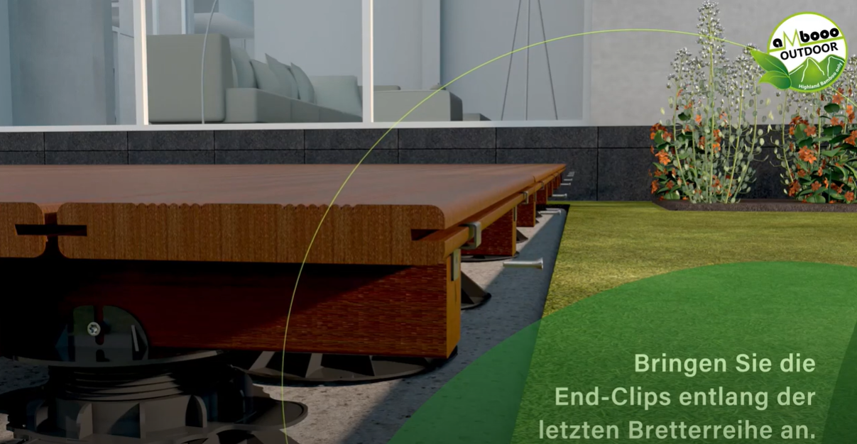 3D-Darstellung einer Terrassenunterkonstruktion mit Terrassendielen auf Stelzlagern. Entlang der letzten Dielenreihe werden End-Clip zur Befestigung montiert. Im Hintergrund sind eine Terrasse mit Pflanzen zu sehen.