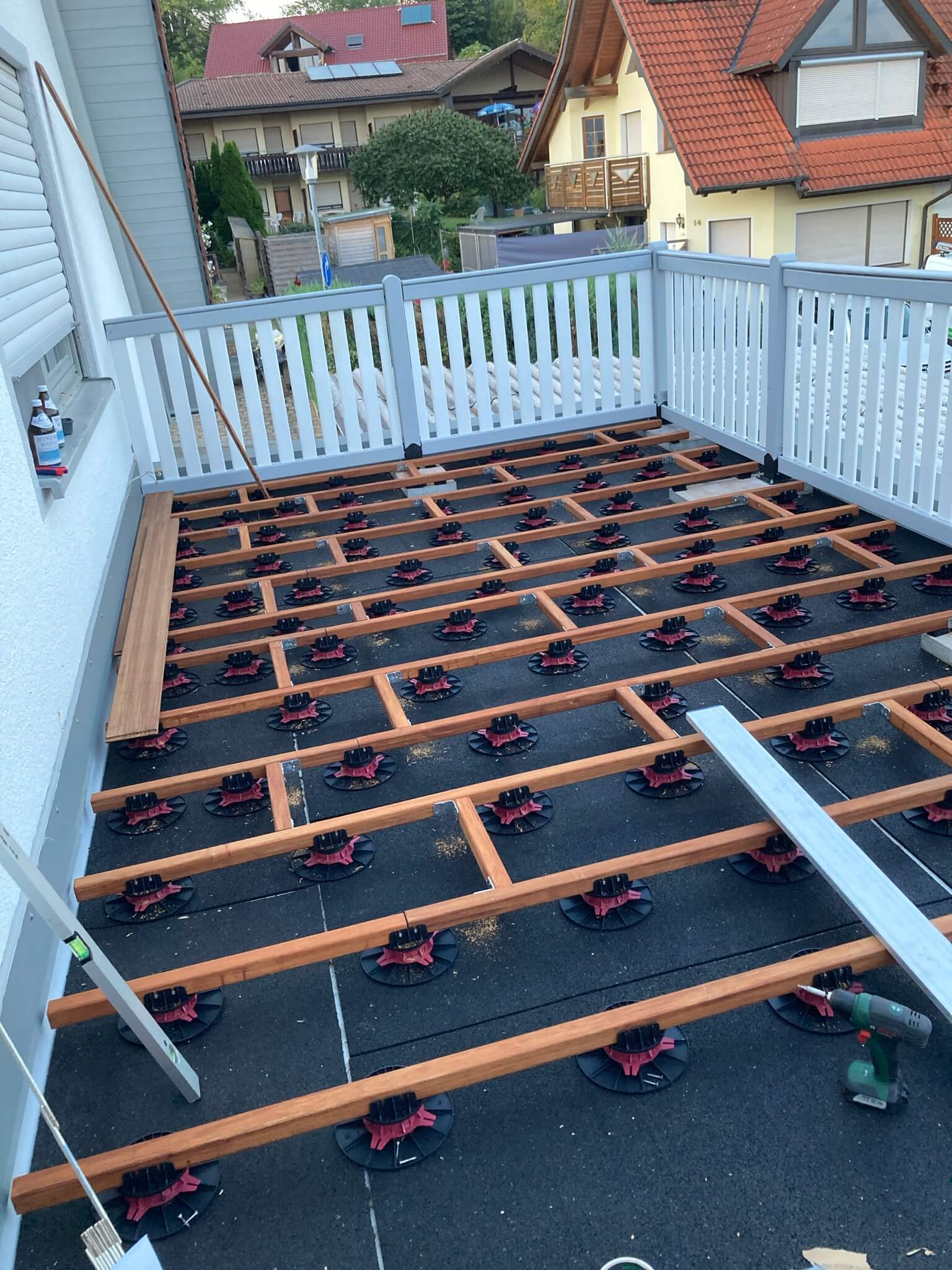 Bambus-Unterkonstruktion mit Stelzlagern für Terrassendielen – stabile und langlebige Lösung für Balkon- und Dachterrassenkonstruktionen.