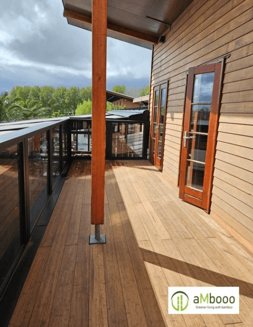 Nachhaltiger Balkon Belag aus Bambus natur hell.