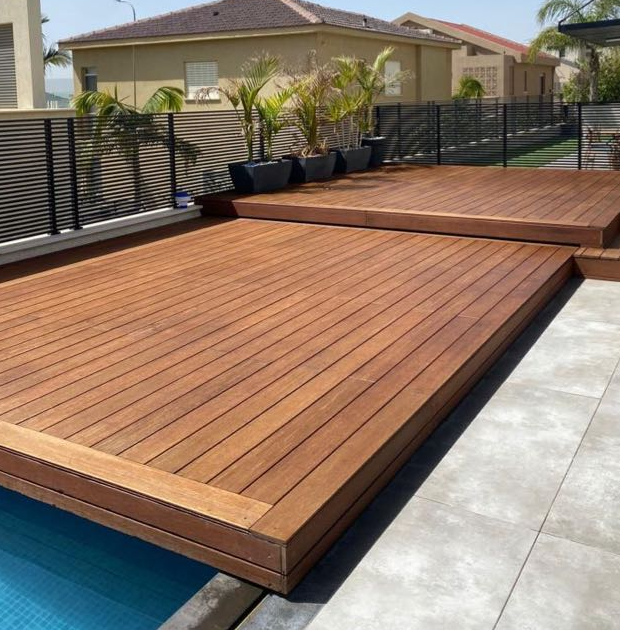 bewegliche Poolabdeckung mit Terrassendielen aus Bambus