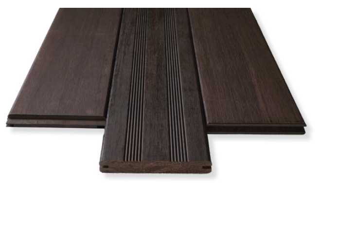 Dunkelbraune  AMBOOO-Terrassendielen mit glatter und geriffelter Oberfläche, nebeneinander liegend zur Veranschaulichung der Profilvarianten.