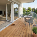 Überdachter Balkon mit Desaro Bambusboden, Sitzgruppe und Glasgeländer vor einer geöffneten Terrassentür mit Blick in eine ruhige Wohnstraße.