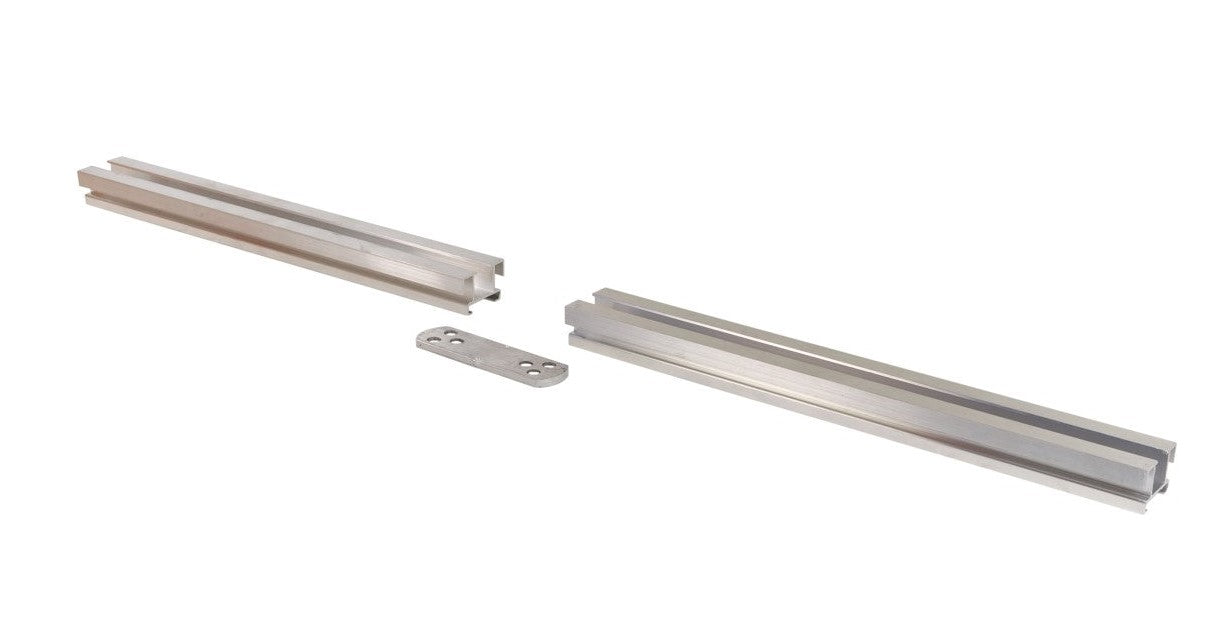 Zwei Aluminium-Unterkonstruktionsprofile mit passendem Metallverbinder für Terrassendielen.