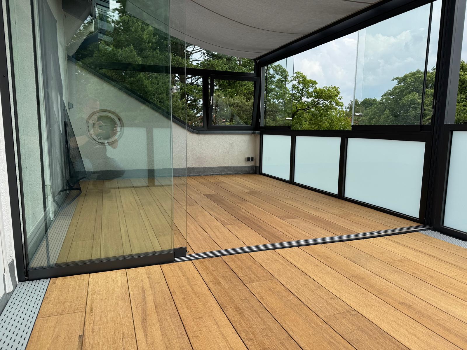 Terrassendielen aus Bambus als witterungsbeständiger Balkonbelag.