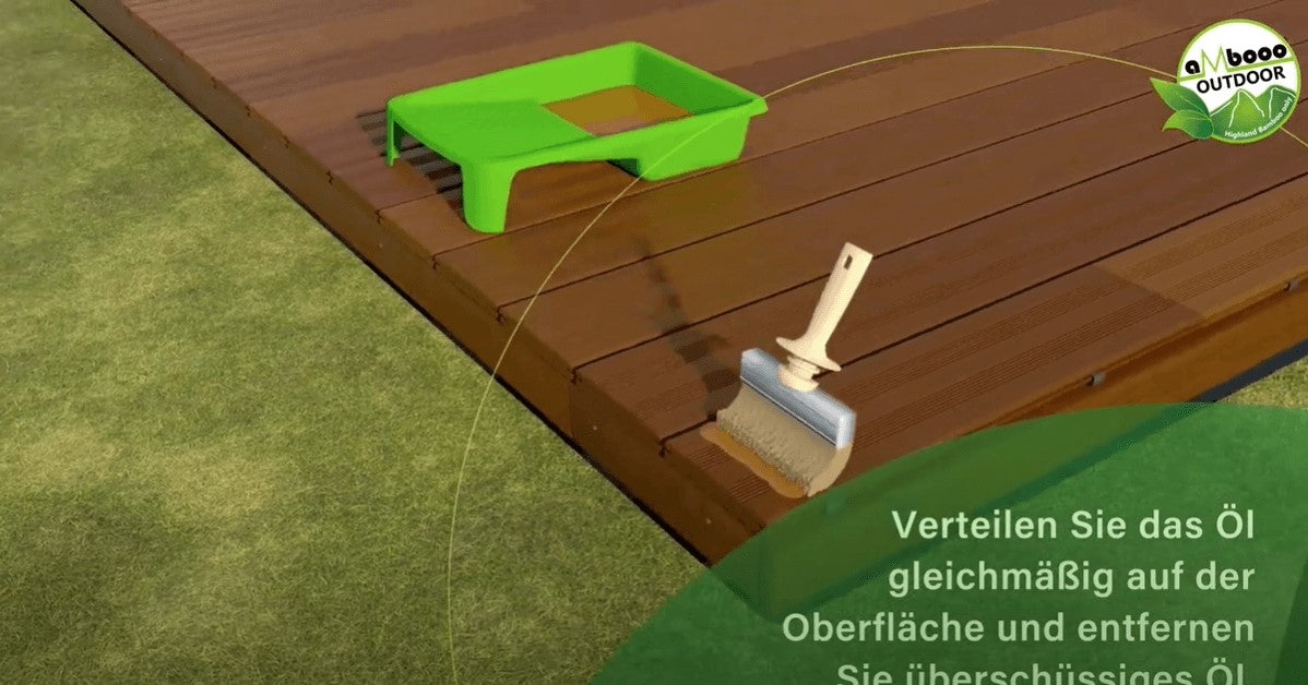 Illustration zur Pflege einer Bamusterrasse: Mit einem Pinsel wird Holzöl gleichmäßig auf die Terrassendielen aufgetragen. Ein Farbbehälter steht auf der Terrasse, daneben ein Hinweis zum gleichmäßigen Verteilen und Entfernen von überschüssigem Öl.