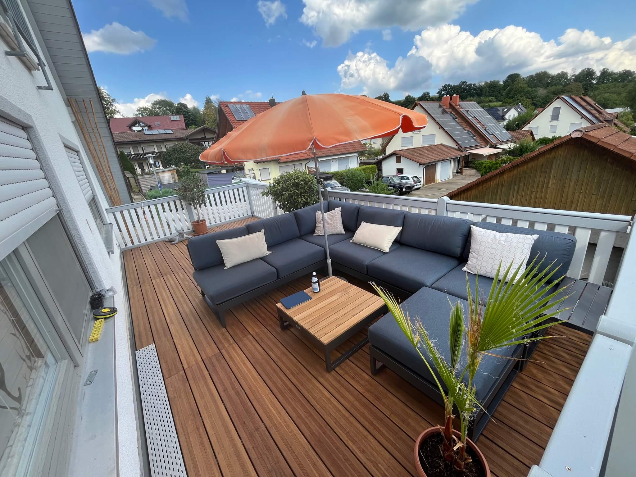 Ein Balkon mit Möbel und der Bambusdiele    CampoVerde.