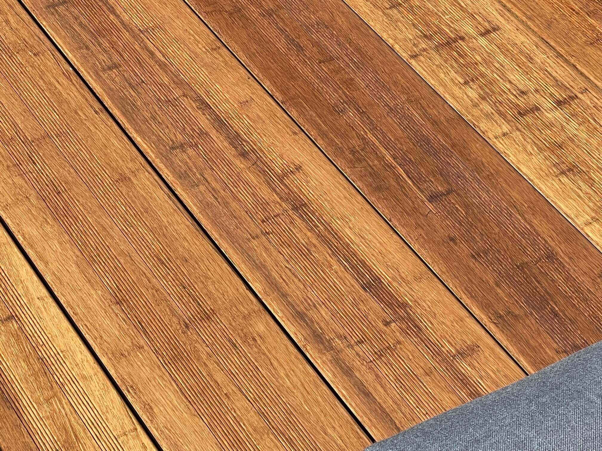 Stilvolle Dachterrasse mit natürlichen Bambus Terrassendielen in warmem Sandton – pflegeleicht, nachhaltig und elegant zugleich.