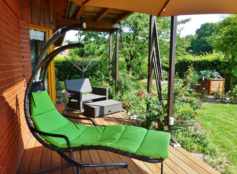 Die geografische Ausrichtung einer Terrasse beeinflusst maßgeblich, wie intensiv sie genutzt werden kann.