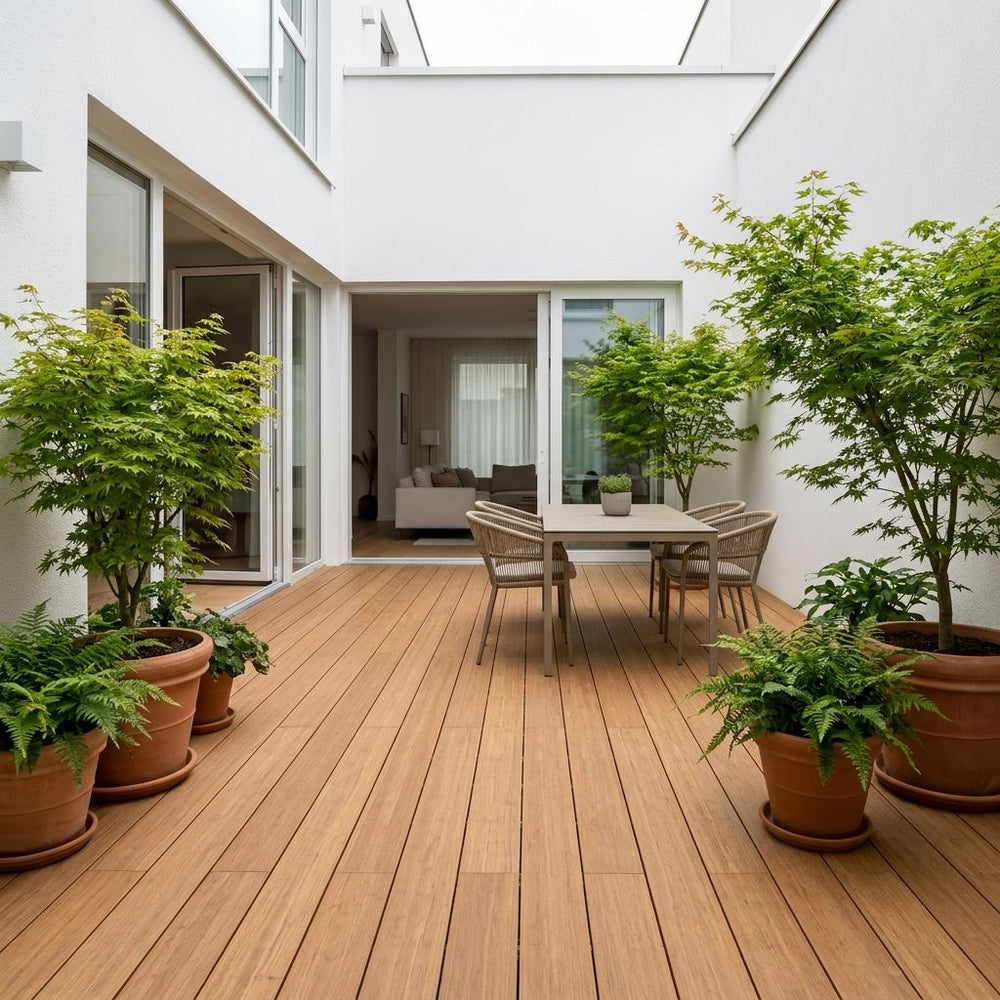 Moderner Innenhof mit Bambus-Terrassendielen, Essgruppe und großen Pflanzgefäßen – langlebiger, pflegeleichter Terrassenbelag mit natürlicher Holzoptik für stilvolle Außenbereiche.