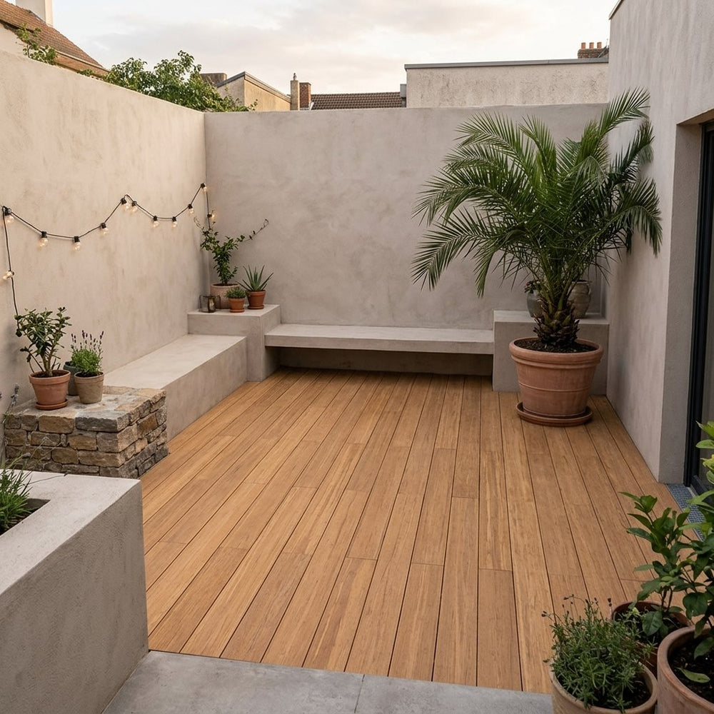 Moderner Innenhof mit Terrassendielen, integrierten Sitzbänken und Pflanzgefäßen – langlebiger und pflegeleichter Terrassenbelag für stilvolle Außenbereiche.