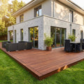 Großzügige Terrasse aus Holz-Terrassendielen an einer modernen Villa mit Lounge- und Essbereich – langlebiger, pflegeleichter Terrassenbelag mit natürlicher Holzoptik für den Garten.