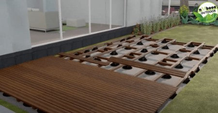 Schrittweise Verlegung von Terrassendielen auf einer Unterkonstruktion mit Stelzlagern und verdecktem Befestigungssystem.