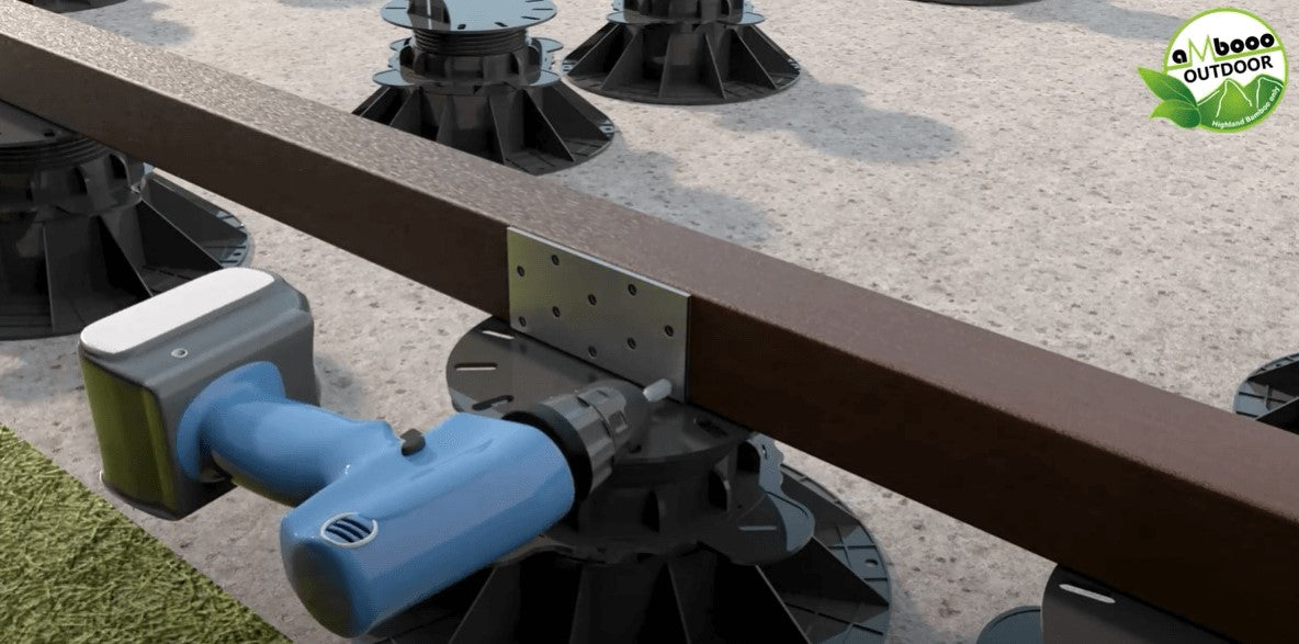 Unterkonstruktionsbalken wird mit einem Metallverbinder auf einem höhenverstellbaren Terrassenlager verschraubt und stabil befestigt.