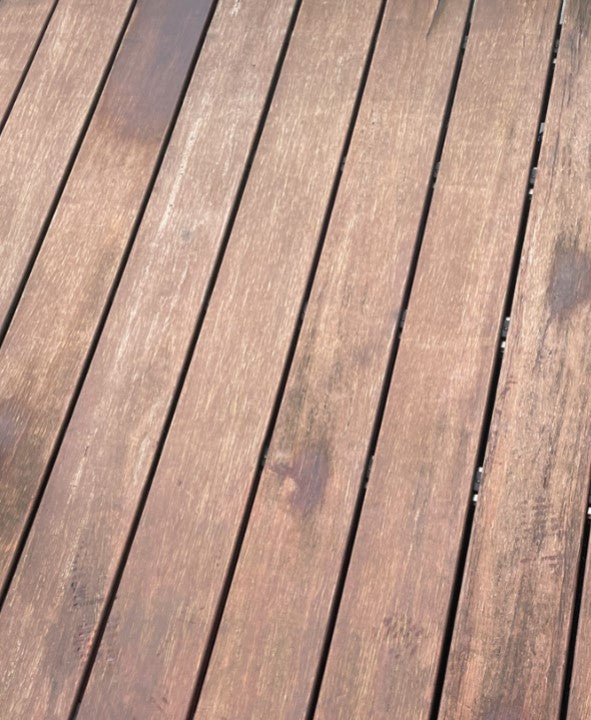 Verwitterte Bambus-Terrassendielen mit vergrauter Oberfläche vor der Reinigung und Pflege mit Terrassenöl.