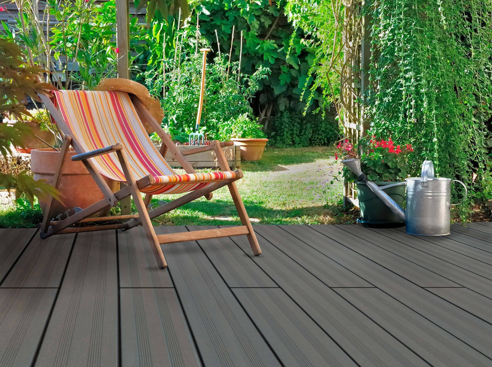Unsere Terrassendiele Vintage-Matanzas verlegt mit der französisch profilierten Seite.