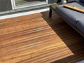  Bamusterrasse mit hochwertigen, geriffelten AMBOOO Terrassendielen und stilvoller Loungemöblierung. Das natürliche Holzbild, die feine Riffelung und das Spiel von Licht und Schatten schaffen eine elegante Atmosphäre im Außenbereich.