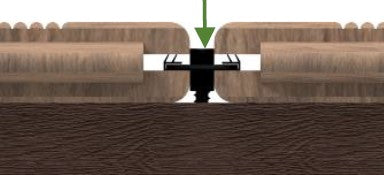 Querschnitt einer Terrassenkonstruktion mit einem schwarzen Montageclip zur verdeckten Befestigung zweier Terrassendielen. Der Clip sorgt für einen gleichmäßigen Fugenabstand und wird von oben in die Unterkonstruktion eingesetzt.