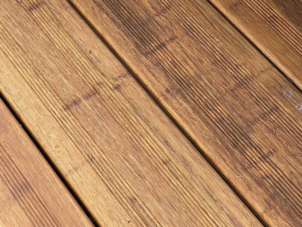 Witterungsbeständiges Terrassenholz aus Bambus. Natur hell, Nahaufnahme.