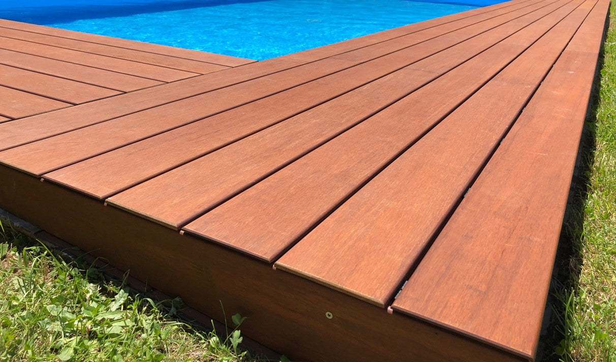 Nahaufnahme der Terrassendiele Varadero-Select. Nachhaltige Alternative zum Tropenholz.