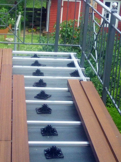 Verlegung von Terrassendielen auf Aluminium-Unterkonstruktion und Stelzlagern für eine langlebige und stabile ambooo Terrasse.