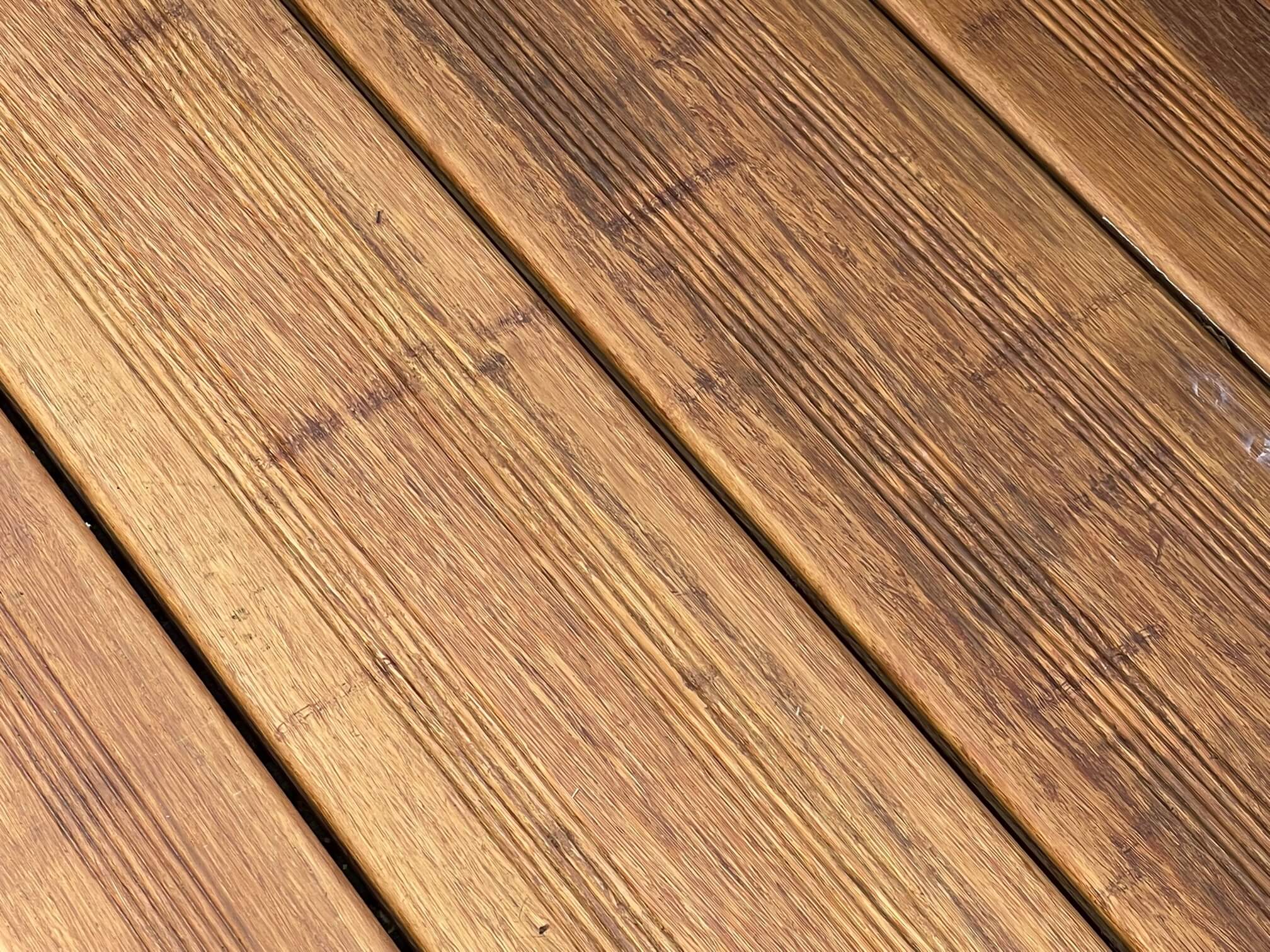 Das aMbooo Terrassen Pflege-Set xs mit dem Bambus-Pflege-Öl in der Farbe Sand für Cloesd Deck.