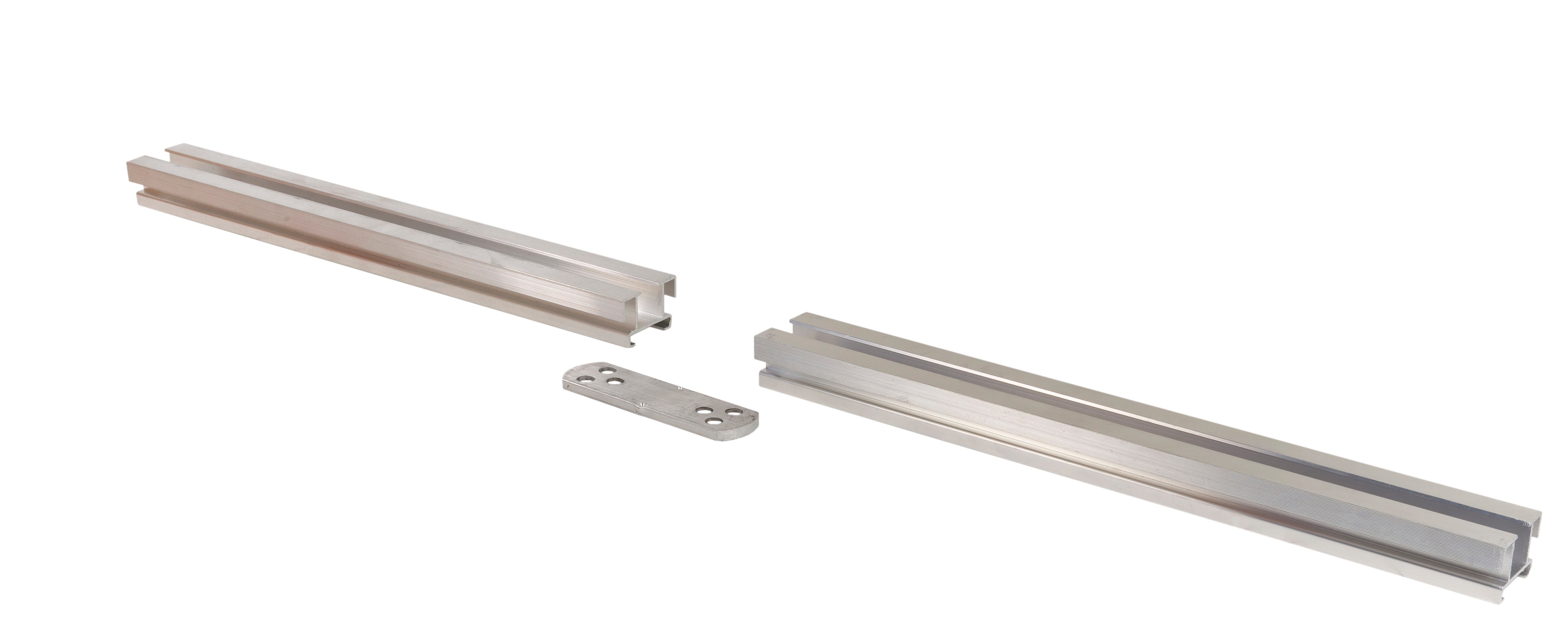 Zwei Aluminium-Unterkonstruktionsprofile mit passender Verbindungsplatte zur Verlängerung des XS-Profils.