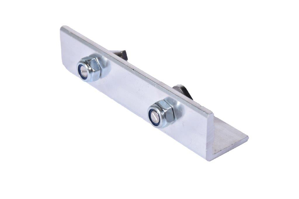Verlängerung für Aluminium-Unterkonstruktion XL 40x40 mm aus Aluminium mit zwei Edelstahlschrauben zur stabilen Verbindung von Terrassen-Unterkonstruktionen.